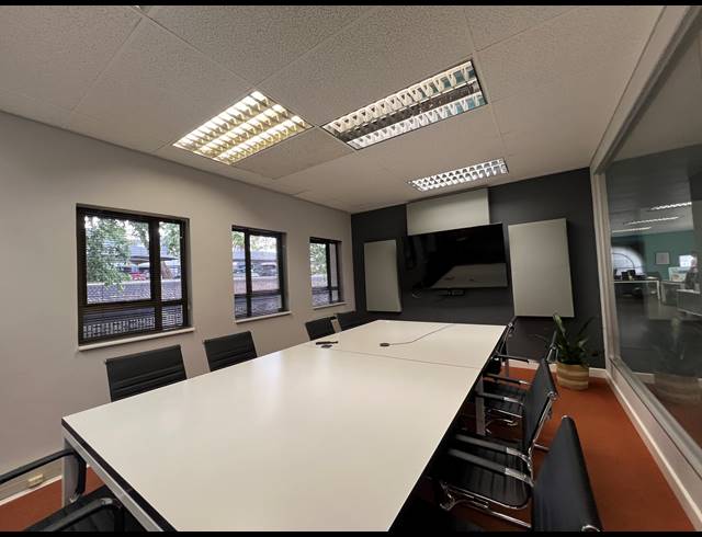 221M² OFFICE TO LET IN HYDE PARK